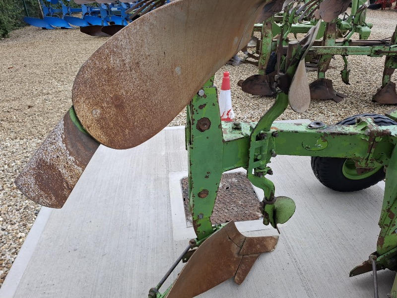Dowdeswell DP120 extra furrow
