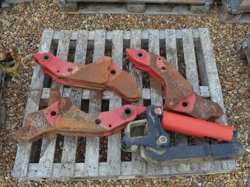SUMO TRIO LEG BRACKETS